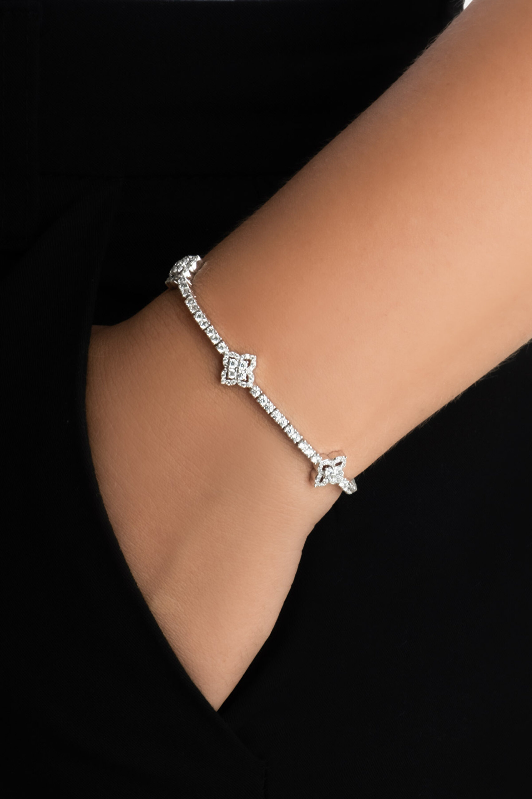 ⁠ Şans Yoncası 18 Ayar Beyaz Altın Kaplama Gümüş Su Yolu Bileklik_1}