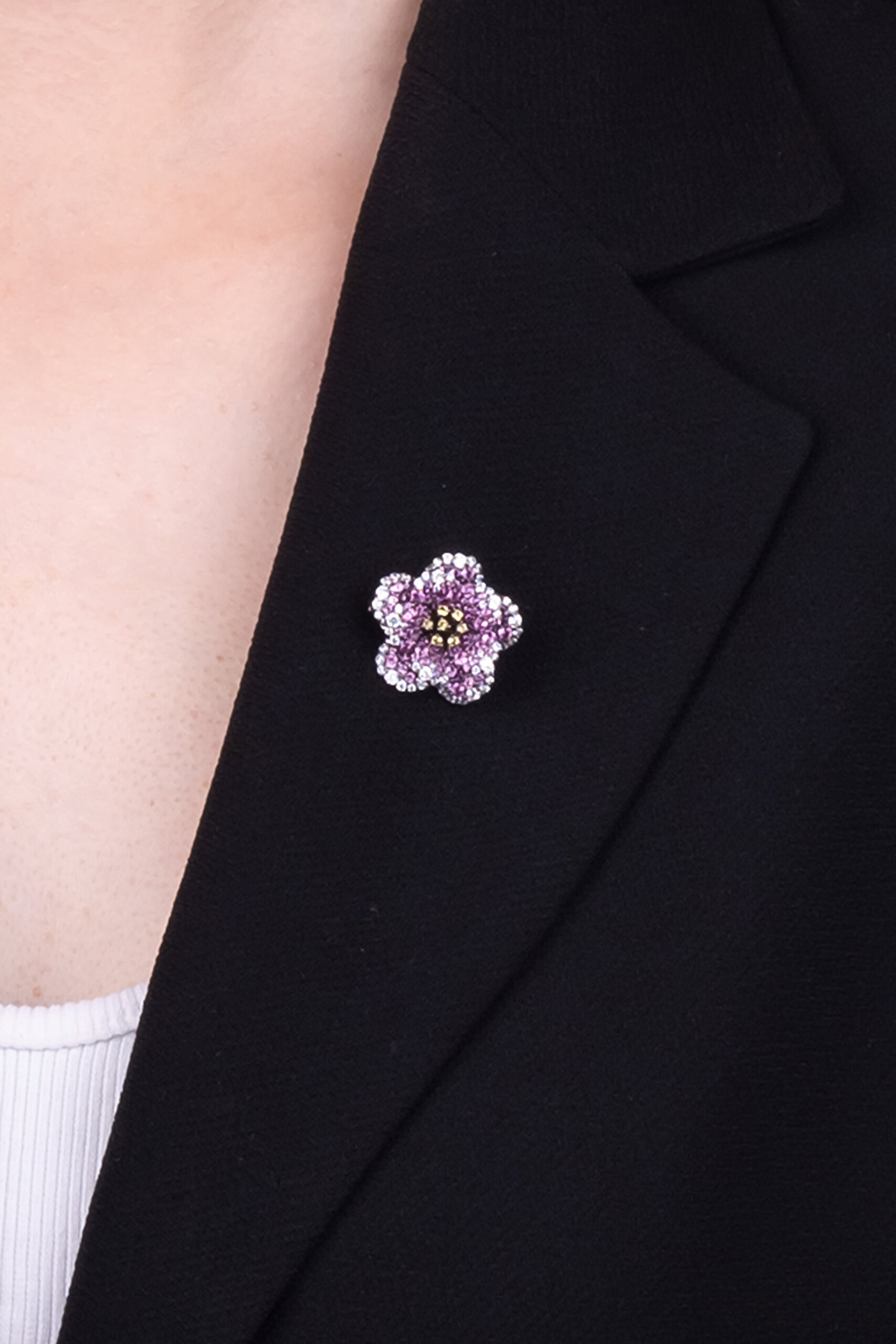 ⁠ Kamelya Siyah Rodyum Kaplama Gümüş Broş_0}