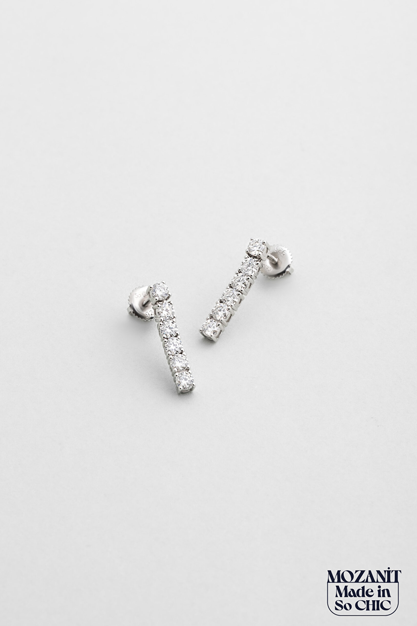 ⁠ Mozanit Zarafeti 18 Ayar Beyaz Altın Kaplama Gümüş Su Yolu Küpe_0}