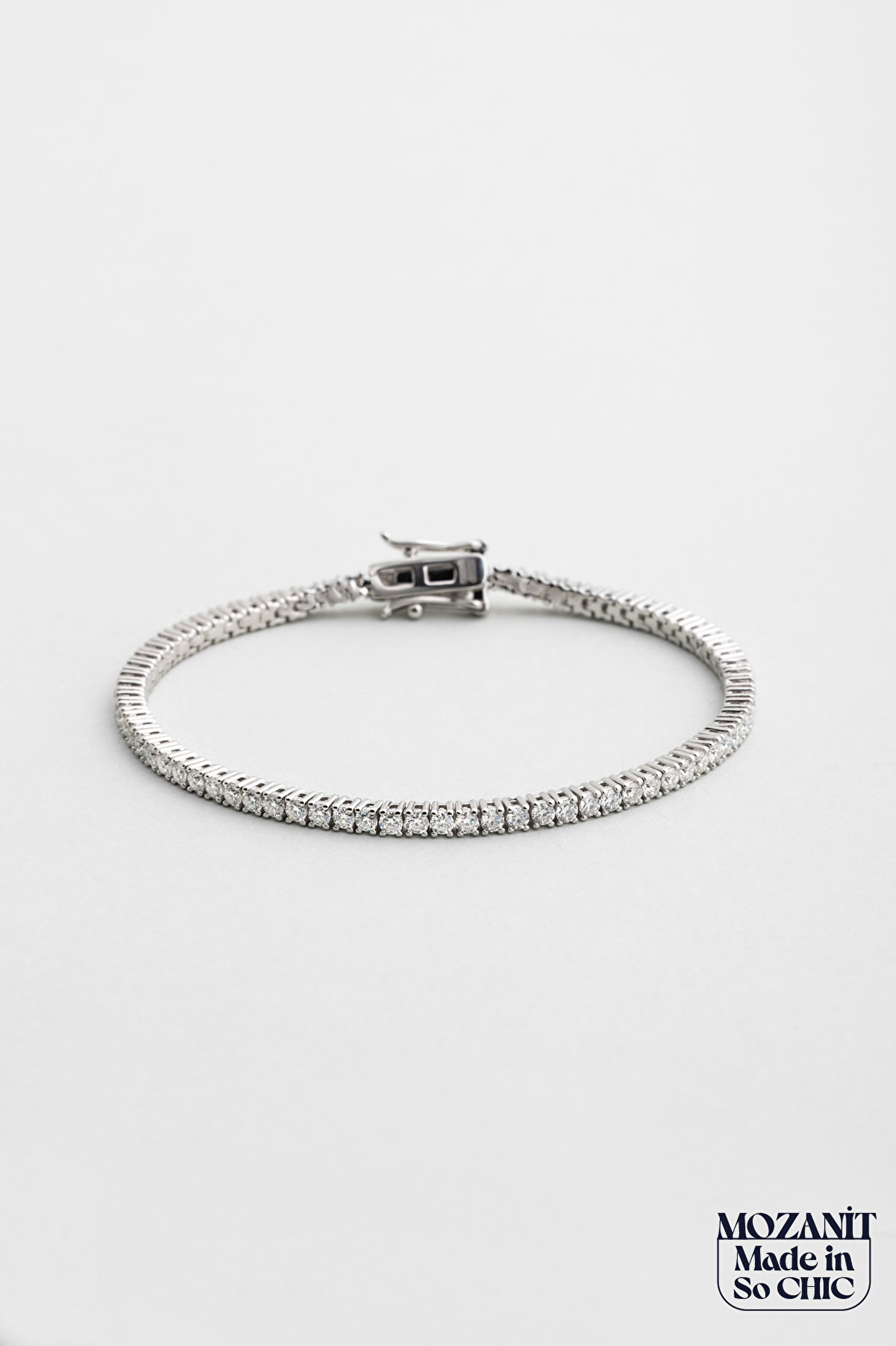 ⁠ Mozanit Şıklığı 18 Ayar Beyaz Altın Kaplama 19 Cm Gümüş Su Yolu Bileklik_0}