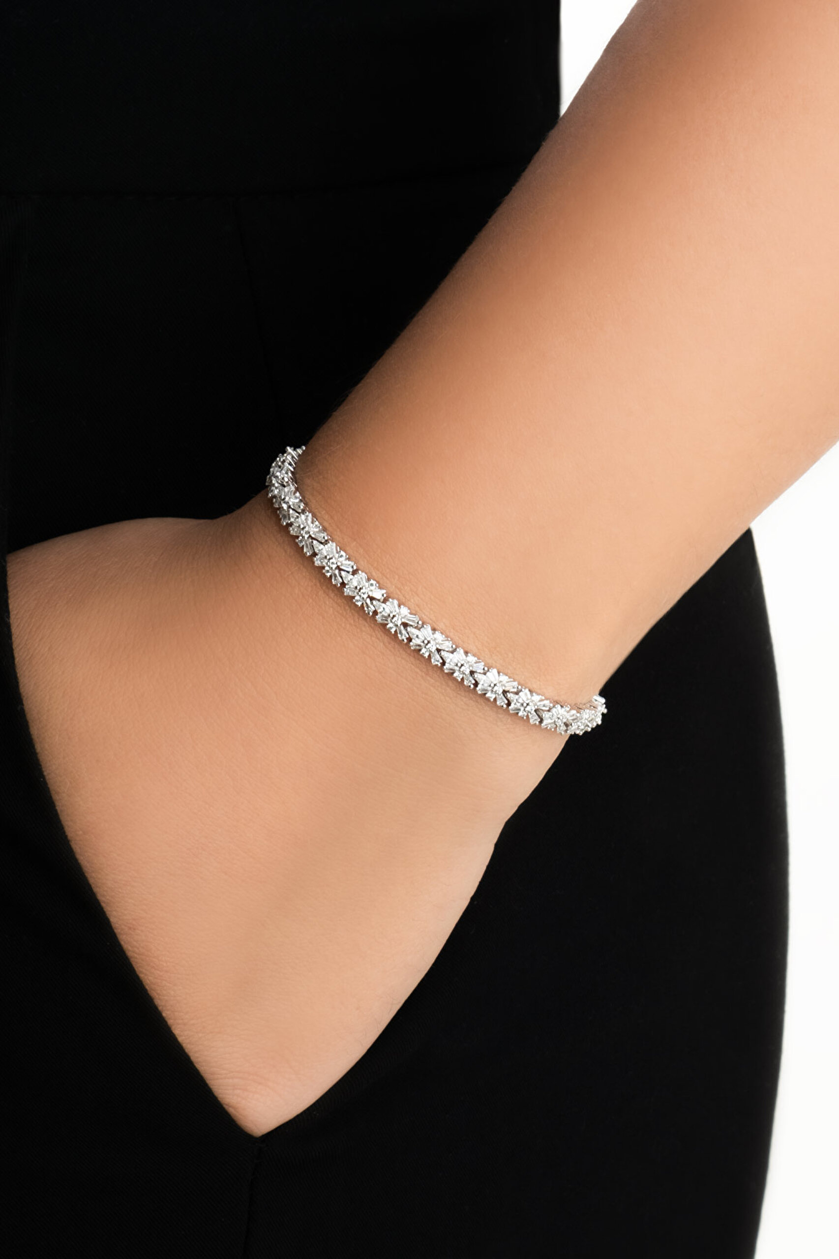 Camellia 18 Ayar Beyaz Altın Kaplama Gümüş Tasarım Bileklik - 1