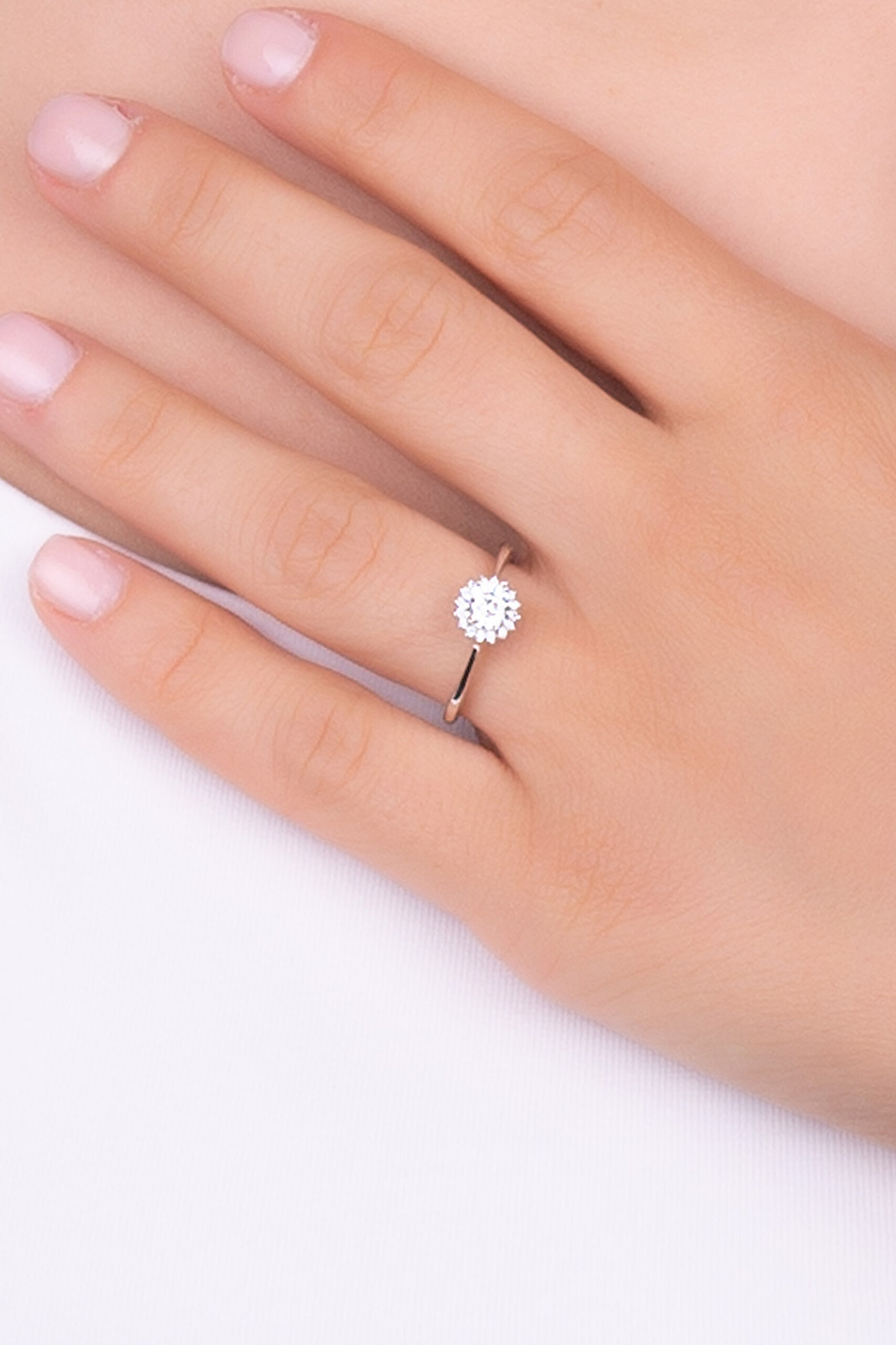 ⁠ Mozanit Çiçeği 18 Ayar Beyaz Altın Kaplama Ayarlanabilir Gümüş Yüzük_1}