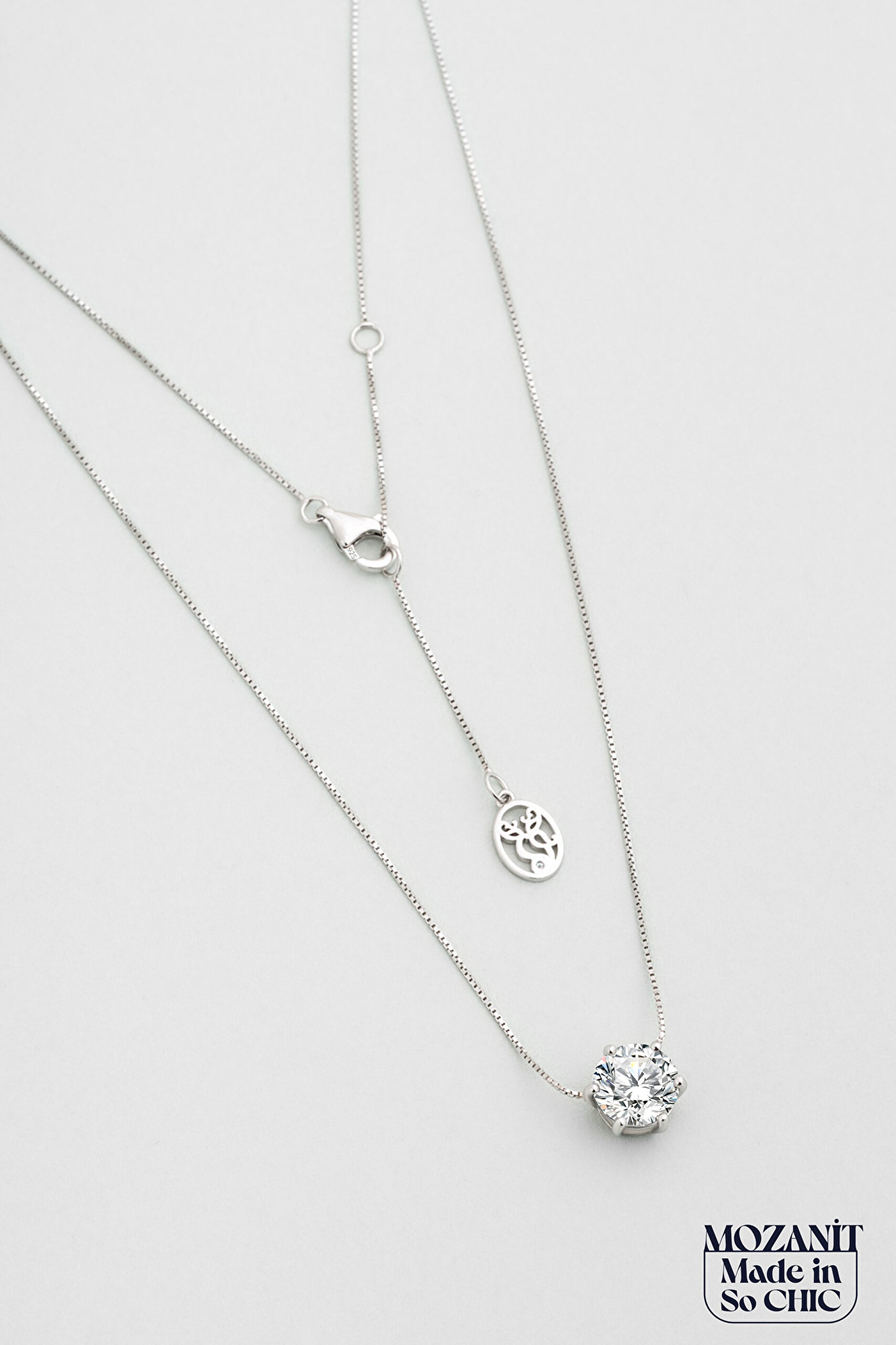 ⁠ Mozanit Esintisi 18 Ayar Beyaz Altın Kaplama 43 Cm Gümüş Tektaş Kolye_0}