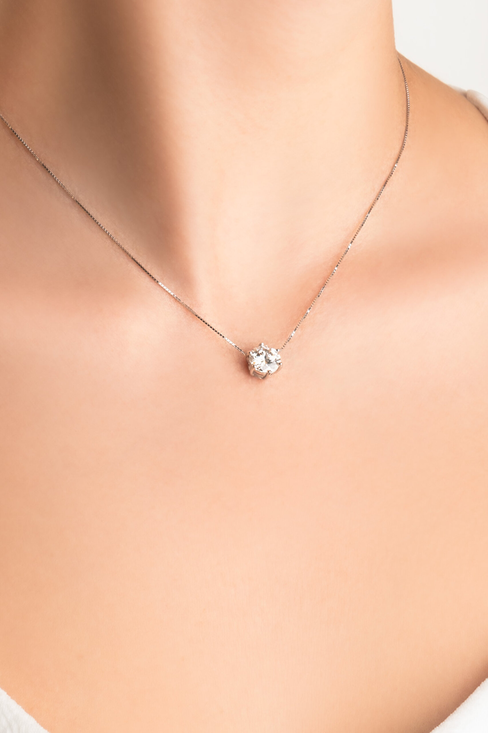 ⁠ Mozanit Esintisi 18 Ayar Beyaz Altın Kaplama 43 Cm Gümüş Tektaş Kolye_1}