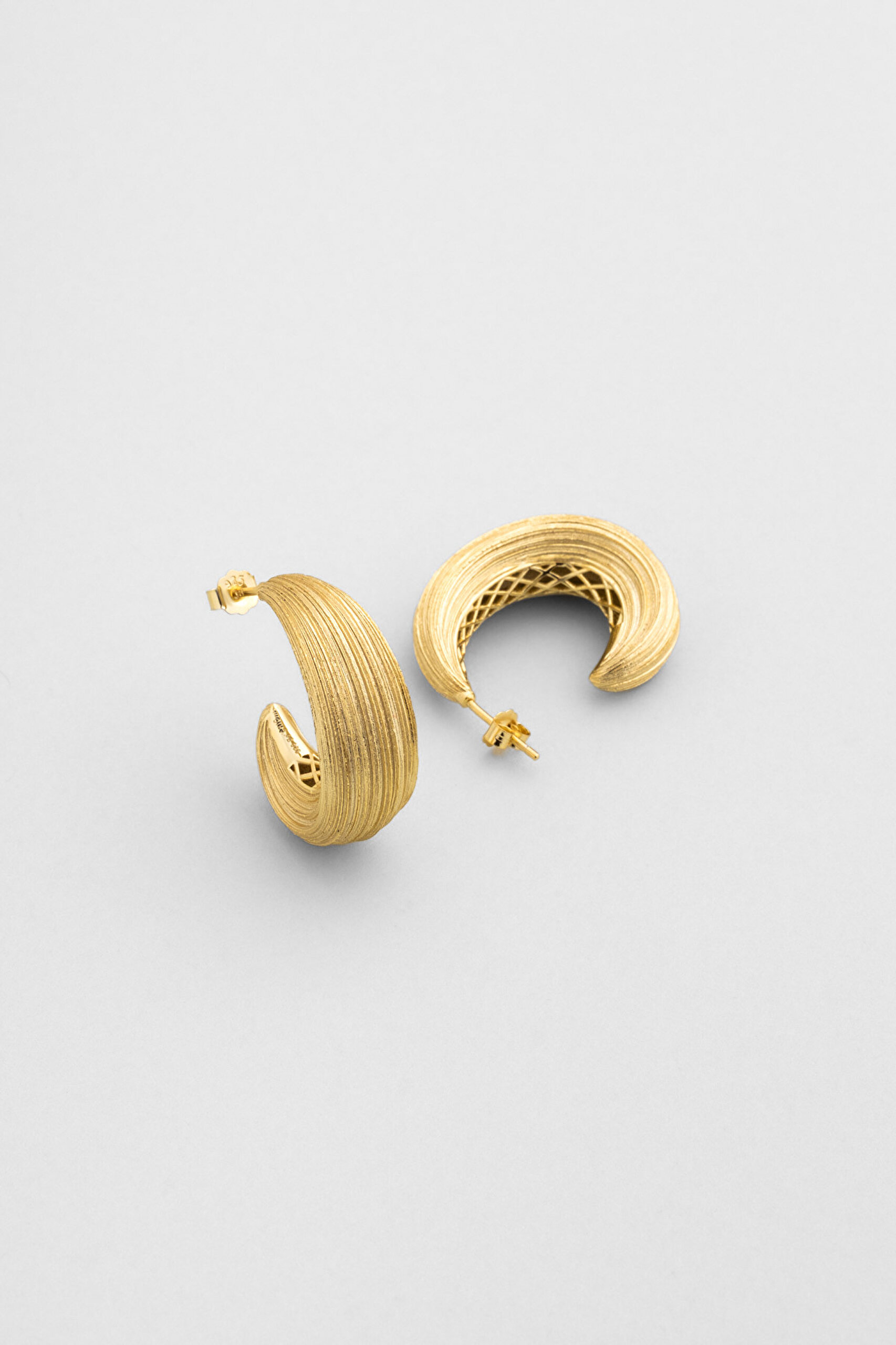 ⁠ Nova Rüzgarı 18 Ayar Sarı Altın Kaplama Gümüş Küpe_0}