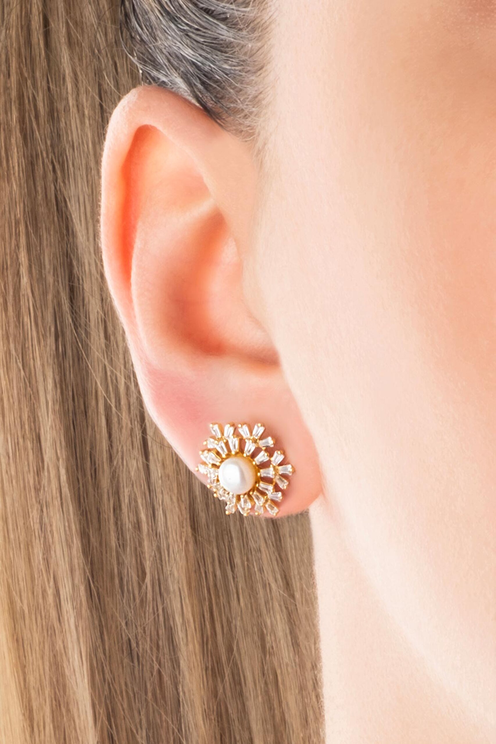 ⁠ İnci Güneşi 18 Ayar Sarı Altın Kaplama Gümüş Küpe_1}