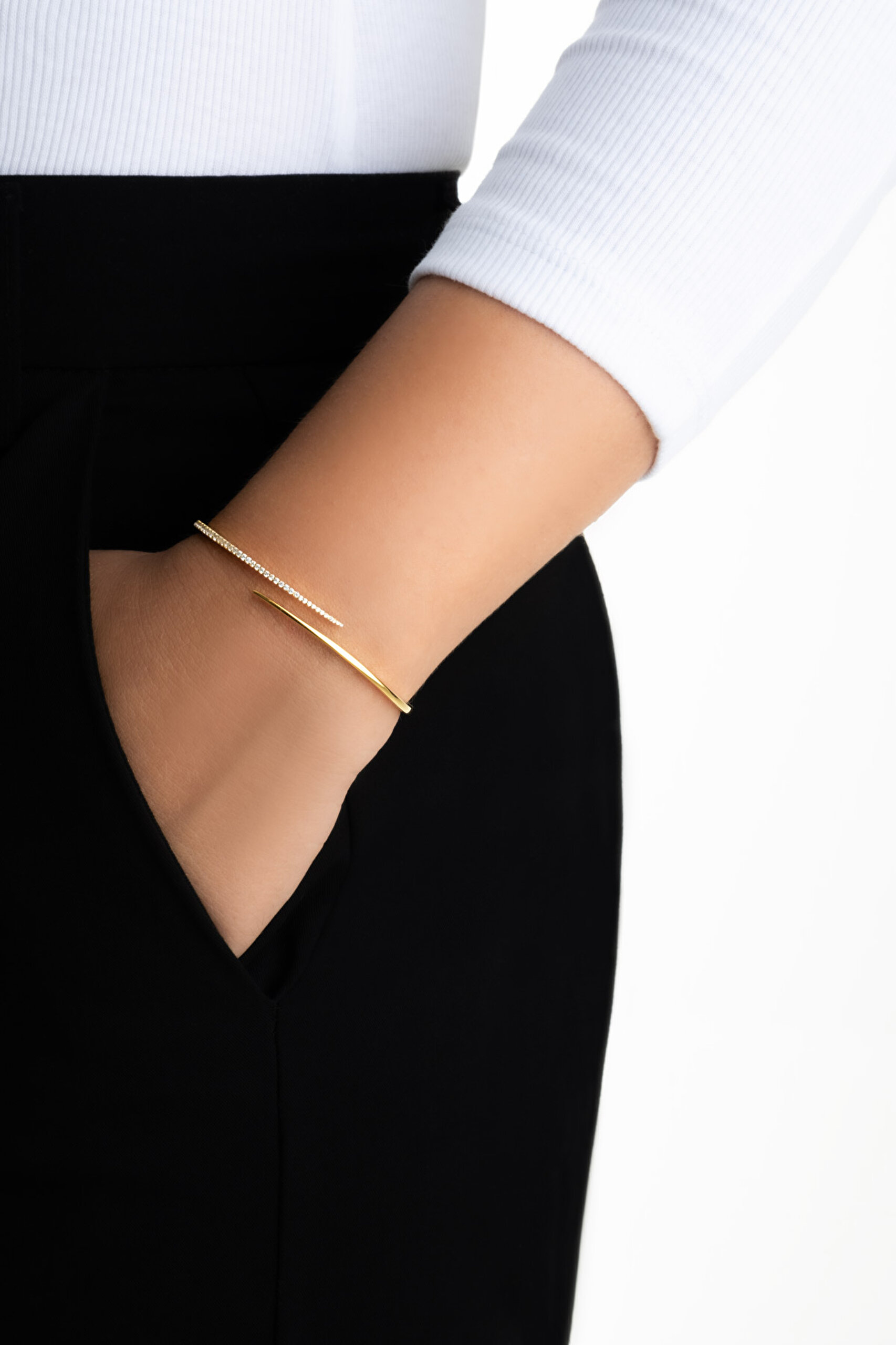 ⁠ Liora 18 Ayar Sarı Altın Kaplama Gümüş Kelepçe Bileklik_3}