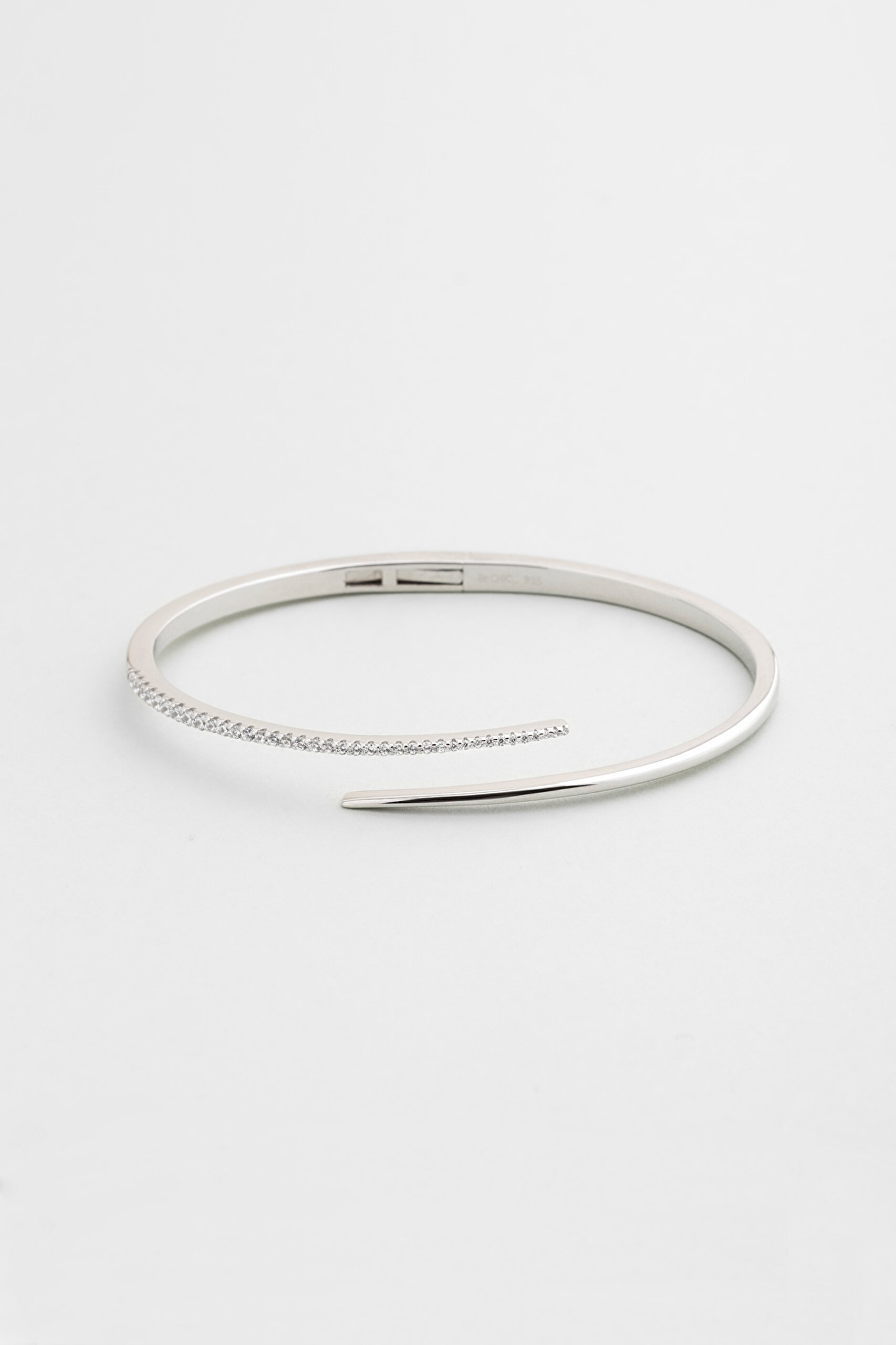 ⁠ Liora 18 Ayar Beyaz Altın Kaplama Gümüş Kelepçe Bileklik_0}