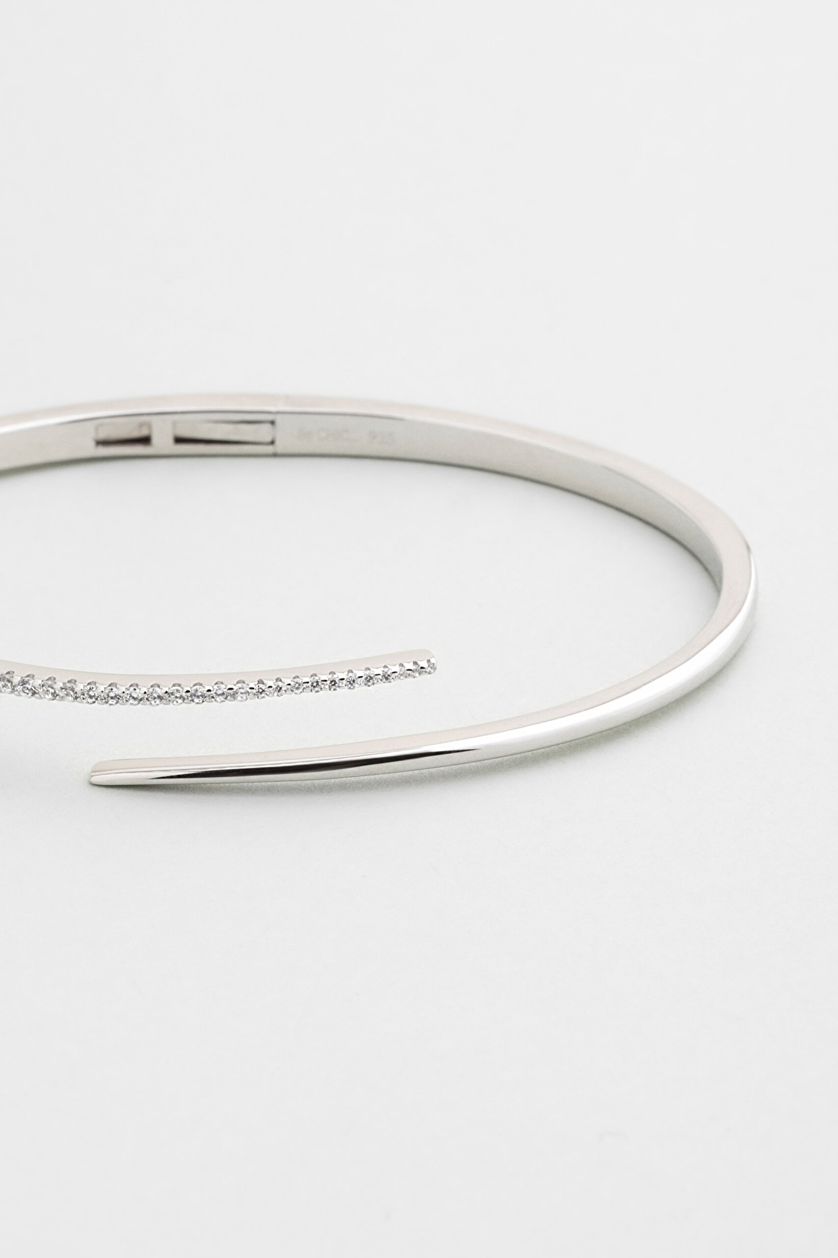 ⁠ Liora 18 Ayar Beyaz Altın Kaplama Gümüş Kelepçe Bileklik_4}