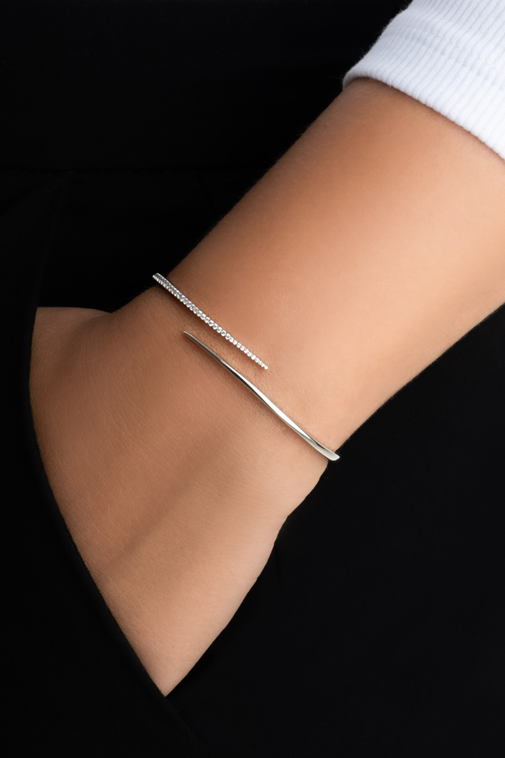 ⁠ Liora 18 Ayar Beyaz Altın Kaplama Gümüş Kelepçe Bileklik_1}