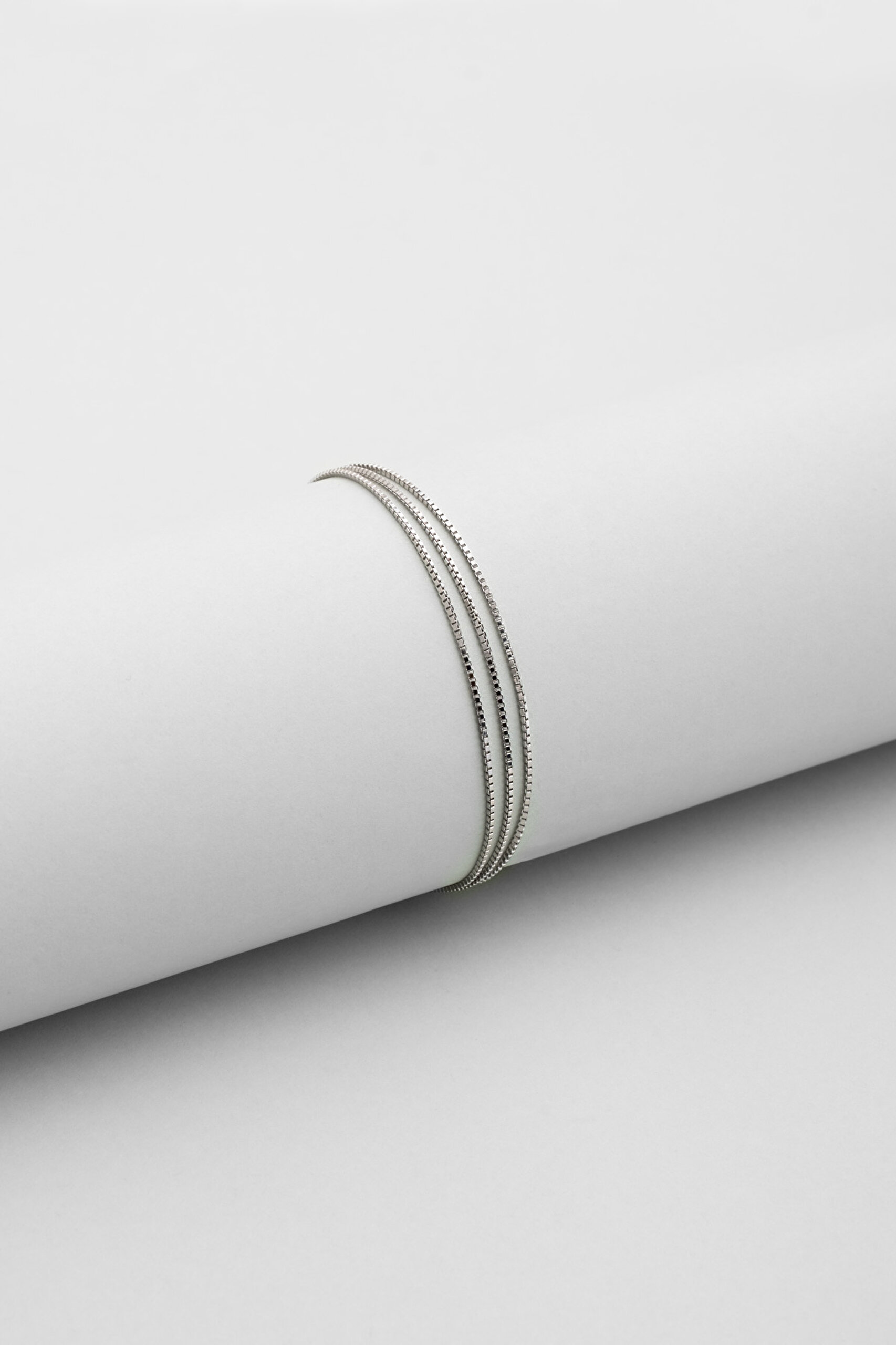 ⁠ Sonsuz Bağ 18 Ayar Beyaz Altın Kaplama 19 Cm Gümüş Üçlü Zincir Bileklik_0}