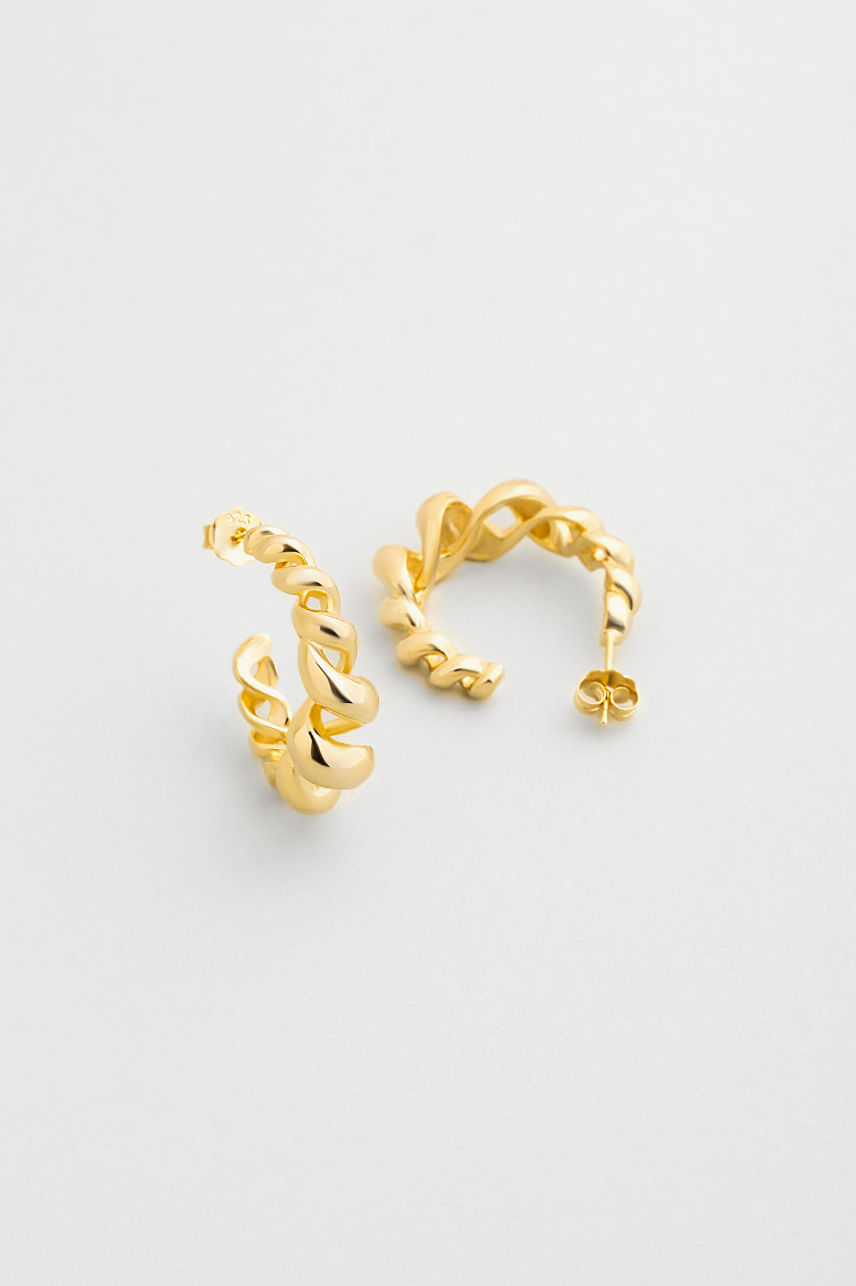 ⁠ Burgu Detaylı 18 Ayar Sarı Altın Kaplama Gümüş Halka Küpe_0}