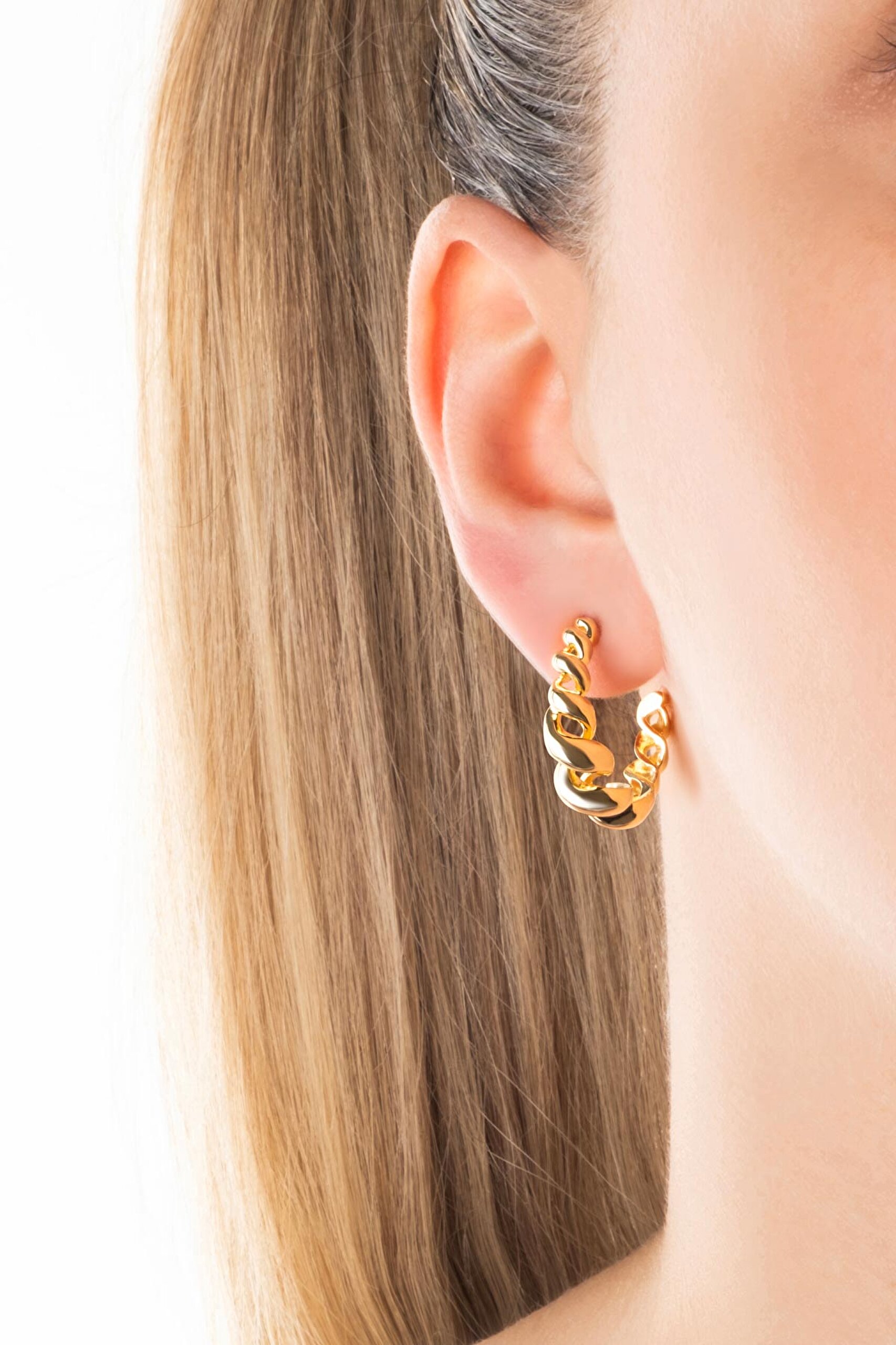 ⁠ Burgu Detaylı 18 Ayar Sarı Altın Kaplama Gümüş Halka Küpe_1}