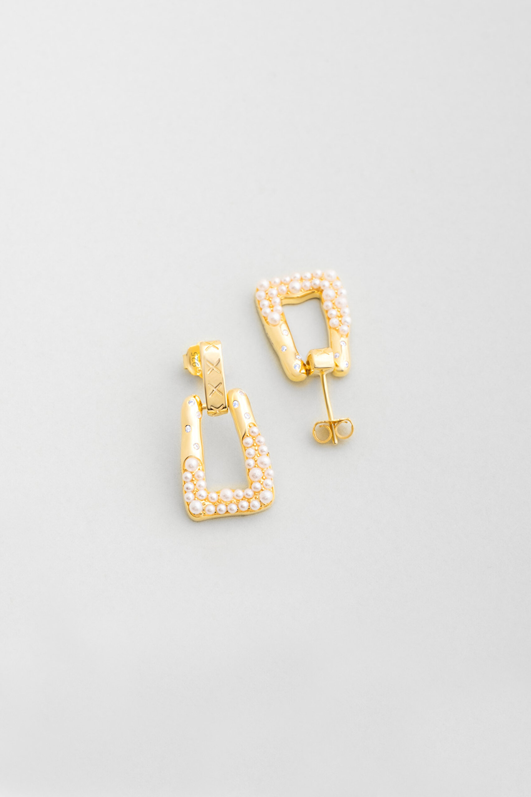 ⁠ İnci Dokunuşu 18 Ayar Sarı Altın Kaplama Gümüş Küpe_0}