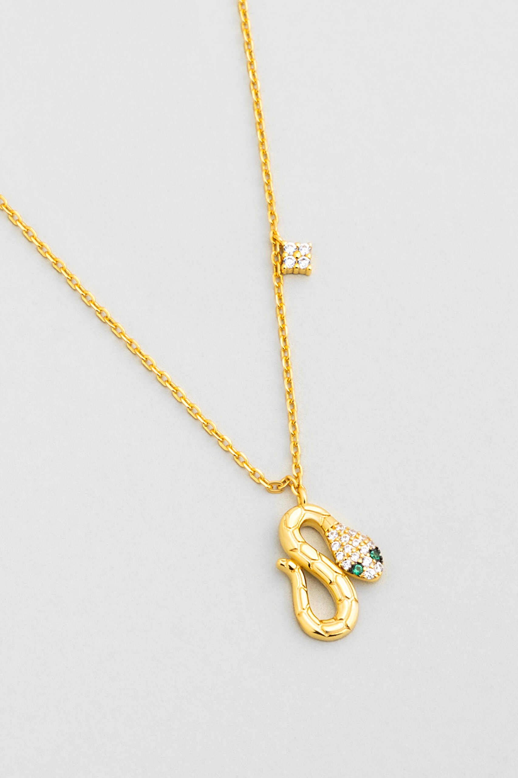 ⁠ Medusa Efsanesi 18 Ayar Sarı Altın Kaplama 44 Cm Gümüş Minimal Kolye_4}