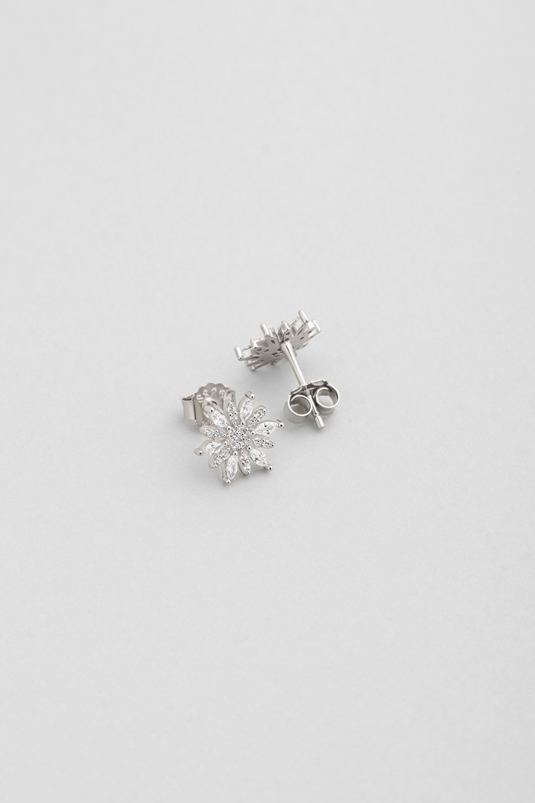 ⁠ Yıldız Çiçeği 18 Ayar Beyaz Altın Kaplama Gümüş Küpe_0}