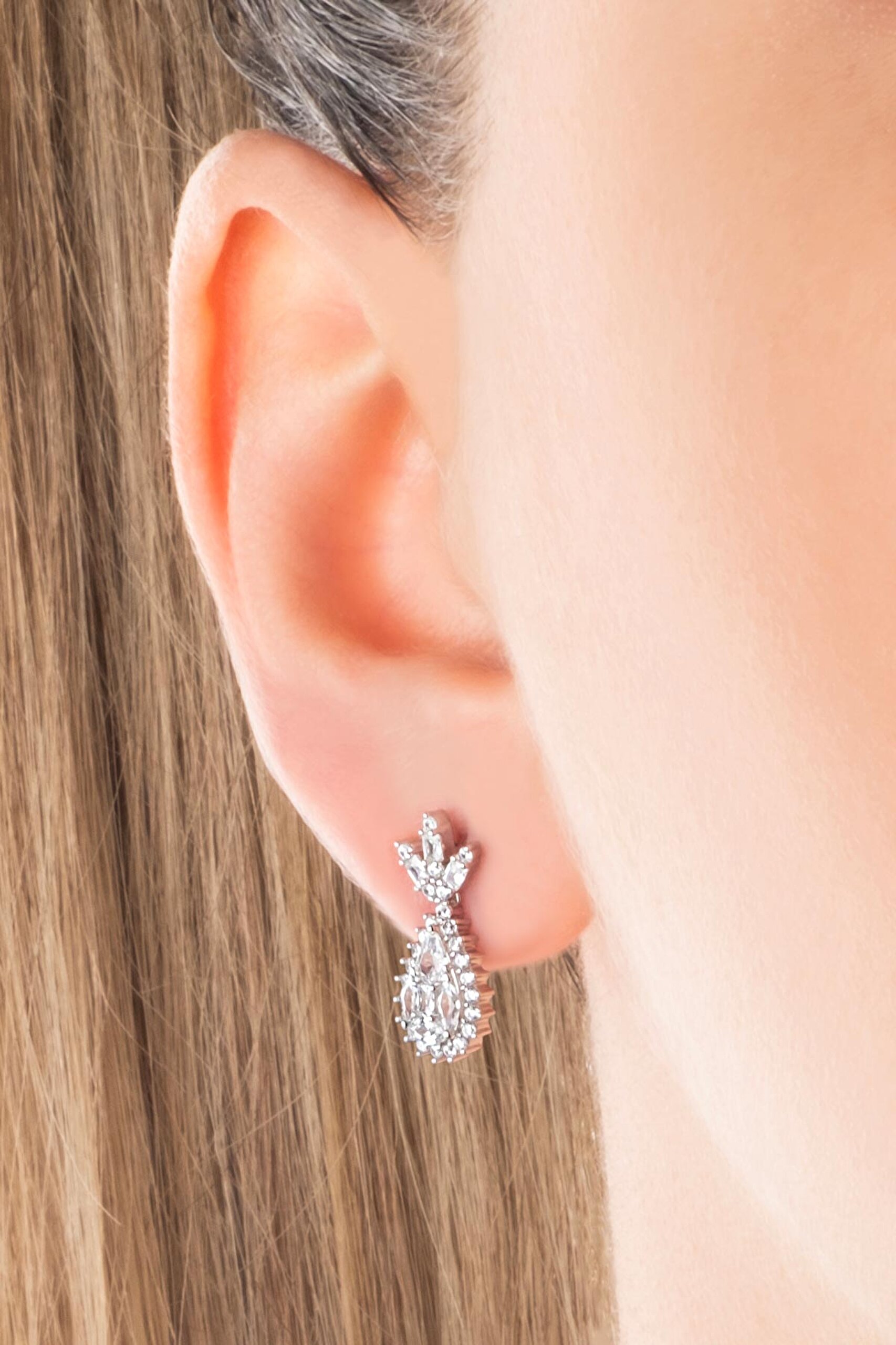 ⁠ Zambak Işıltısı 18 Ayar Beyaz Altın Kaplama Gümüş Küpe_1}