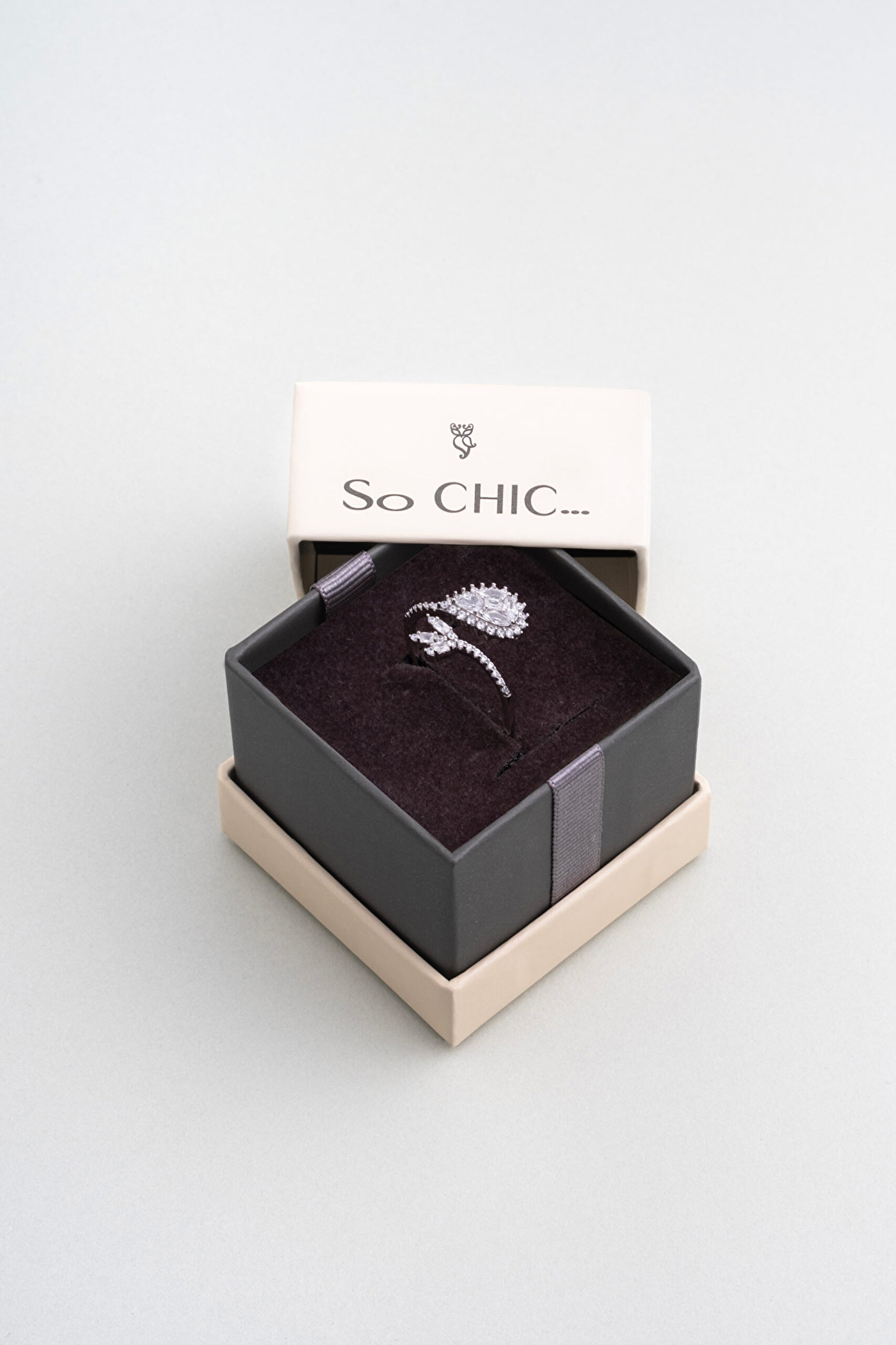 ⁠ Zambak Işıltısı 18 Ayar Beyaz Altın Kaplama Gümüş Yüzük_4}