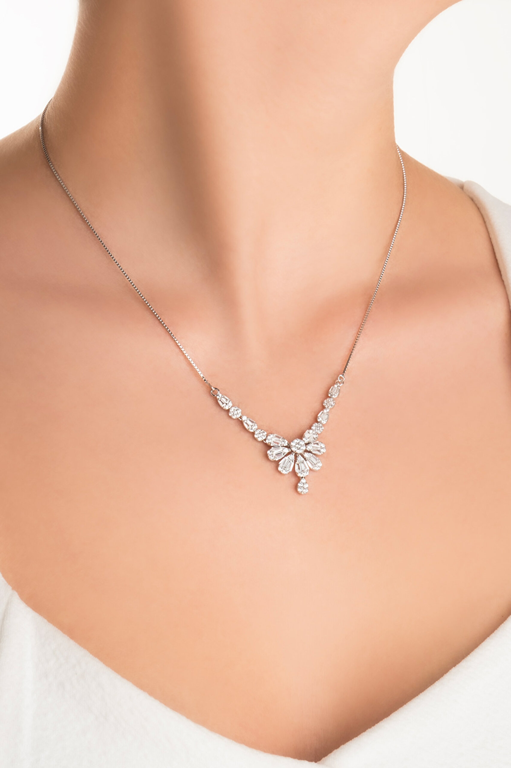 ⁠ Müge Çiçeği 18 Ayar Beyaz Altın Kaplama 45 Cm Gümüş Kolye_1}