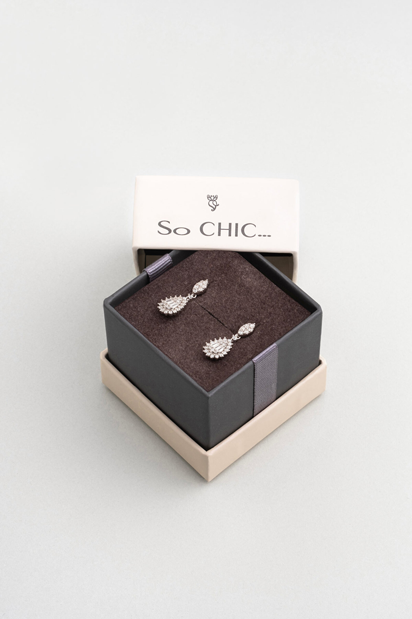 ⁠ Gelin Çiçeği 18 Ayar Beyaz Altın Kaplama Gümüş Sallantılı Küpe_4}