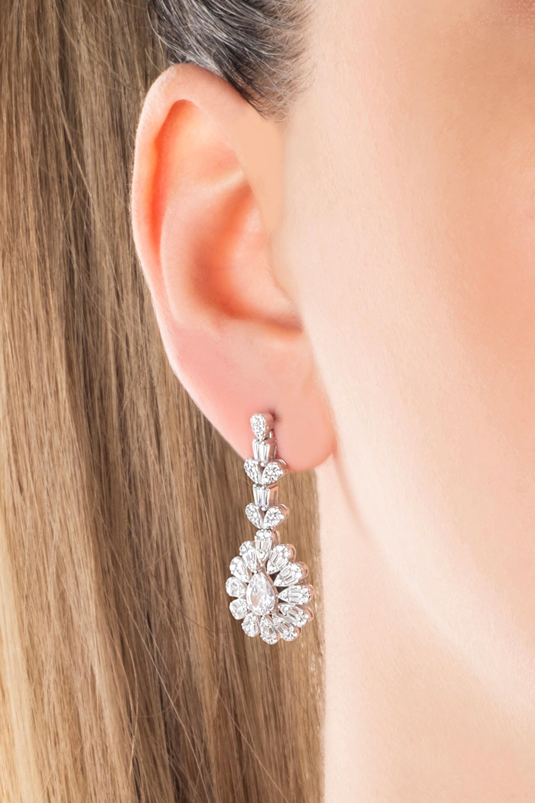 ⁠ Düğün Çiçeği 18 Ayar Beyaz Altın Kaplama Gümüş Sallantılı Küpe_1}