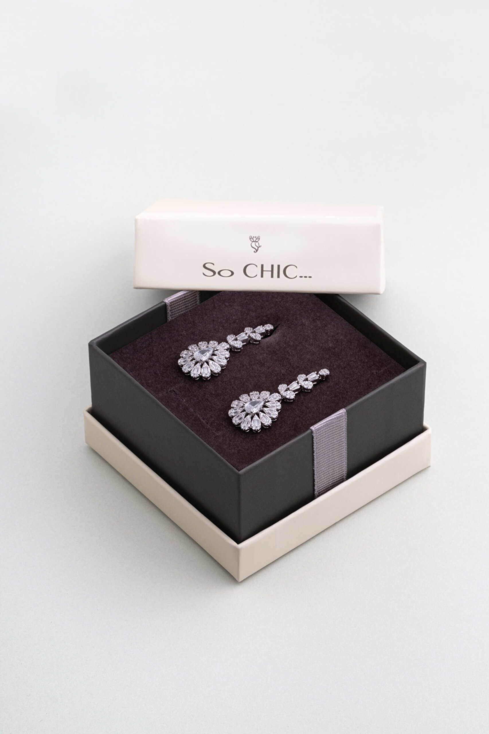 ⁠ Düğün Çiçeği 18 Ayar Beyaz Altın Kaplama Gümüş Sallantılı Küpe_4}