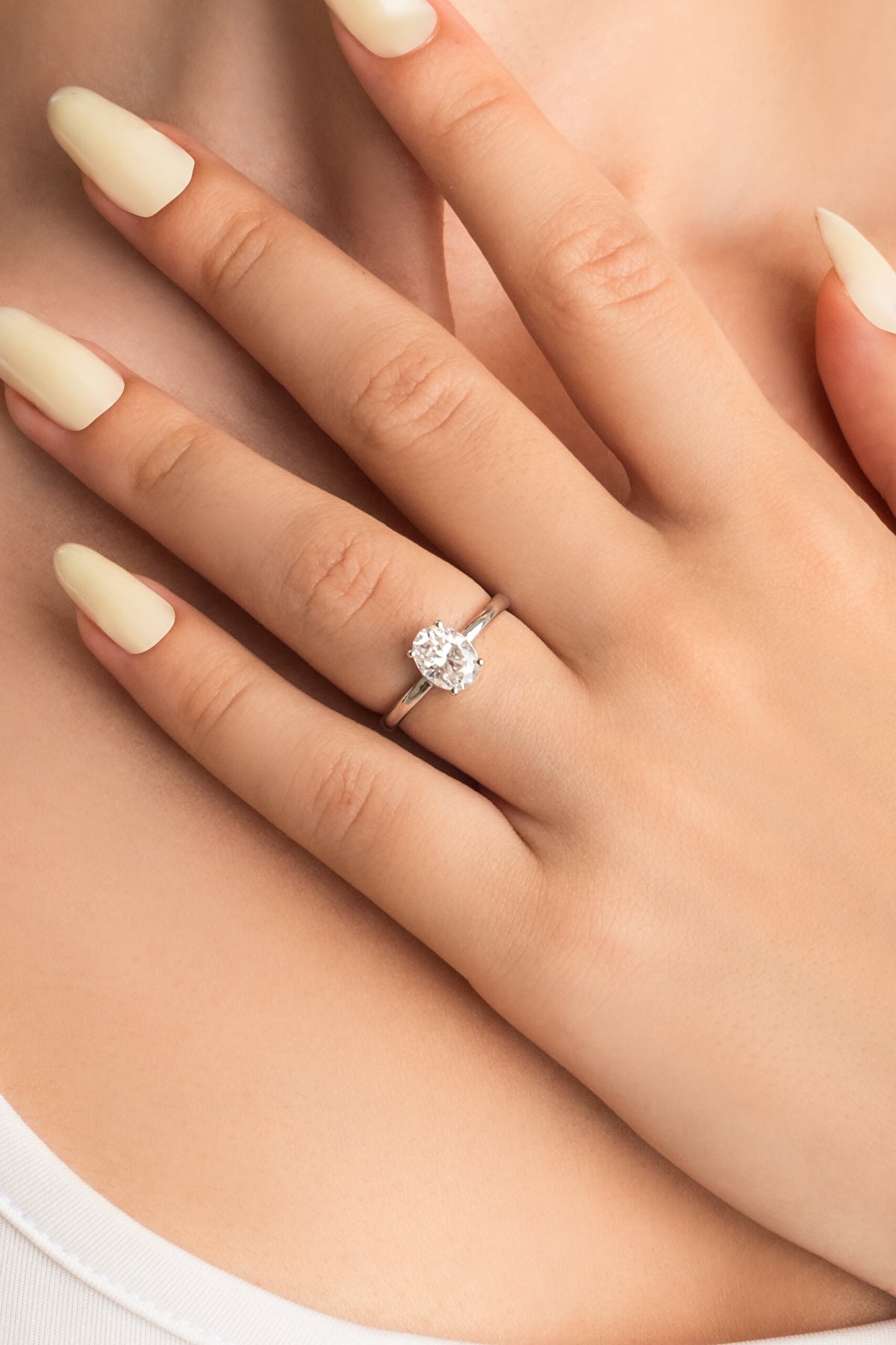 ⁠ Mozanit Büyüsü 18 Ayar Beyaz Altın Kaplama Gümüş Yüzük_1}