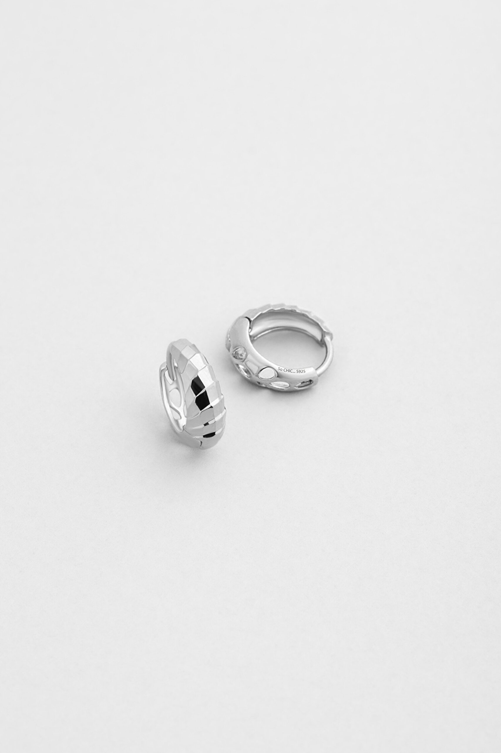 ⁠ Zamansız Şıklık 18 Ayar Beyaz Altın Kaplama Gümüş Halka Küpe_0}