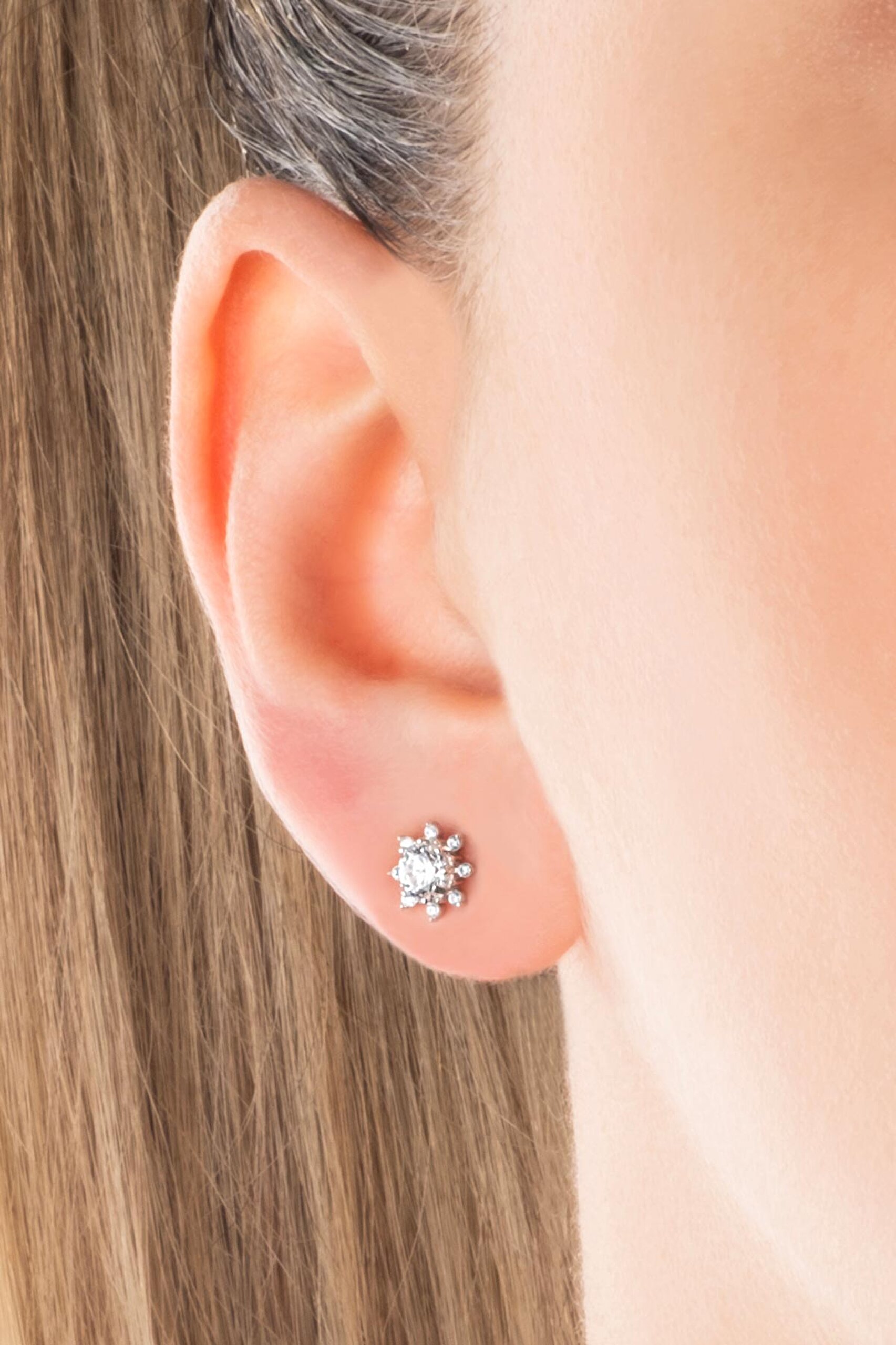 ⁠ Sonsuzluk Çiçeği 18 Ayar Beyaz Altın Kaplama Gümüş Küpe_1}