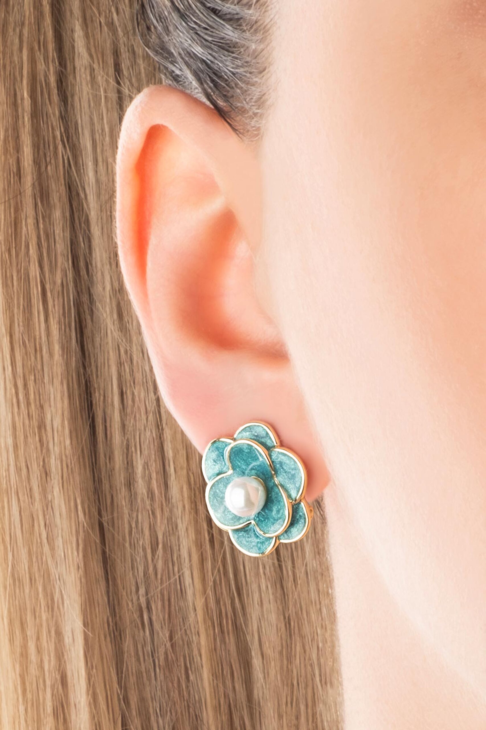 ⁠ Kamelya Çiçeği 18 Ayar Sarı Altın Kaplama Gümüş Küpe_1}