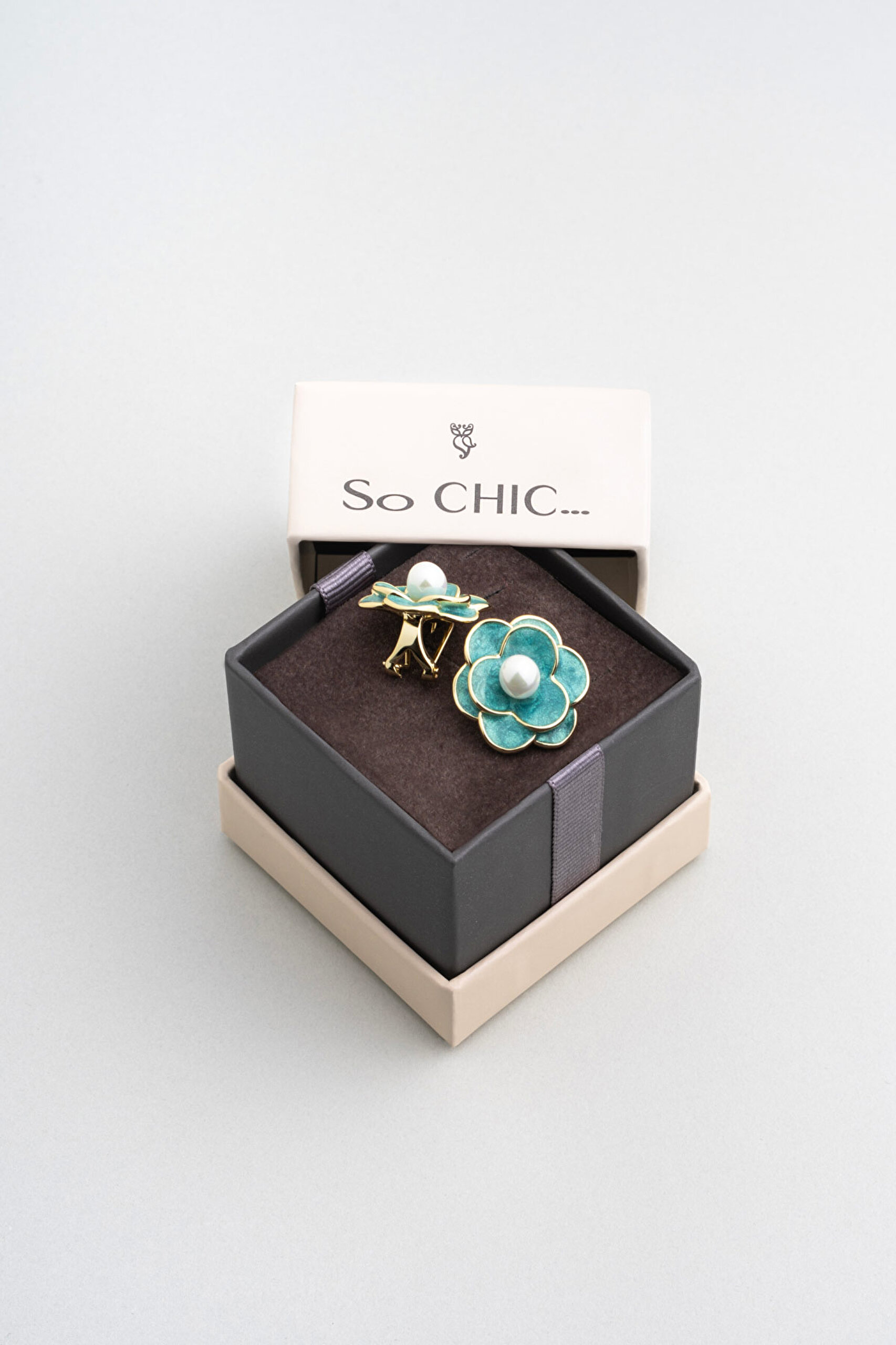 ⁠ Kamelya Çiçeği 18 Ayar Sarı Altın Kaplama Gümüş Küpe_4}