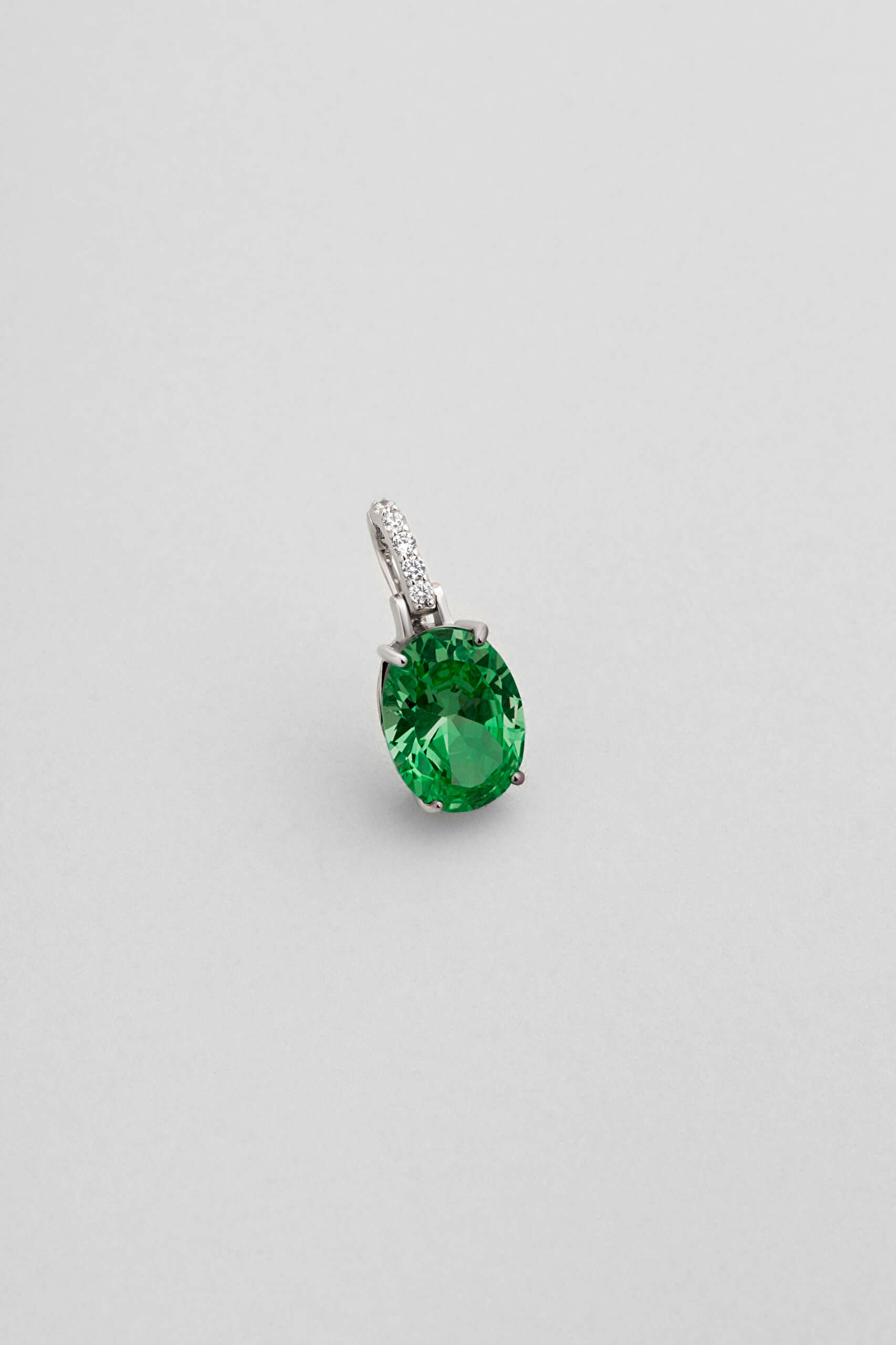 ⁠ Egzotik Yeşil 18 Ayar Beyaz Altın Kaplama Gümüş Charm_1}