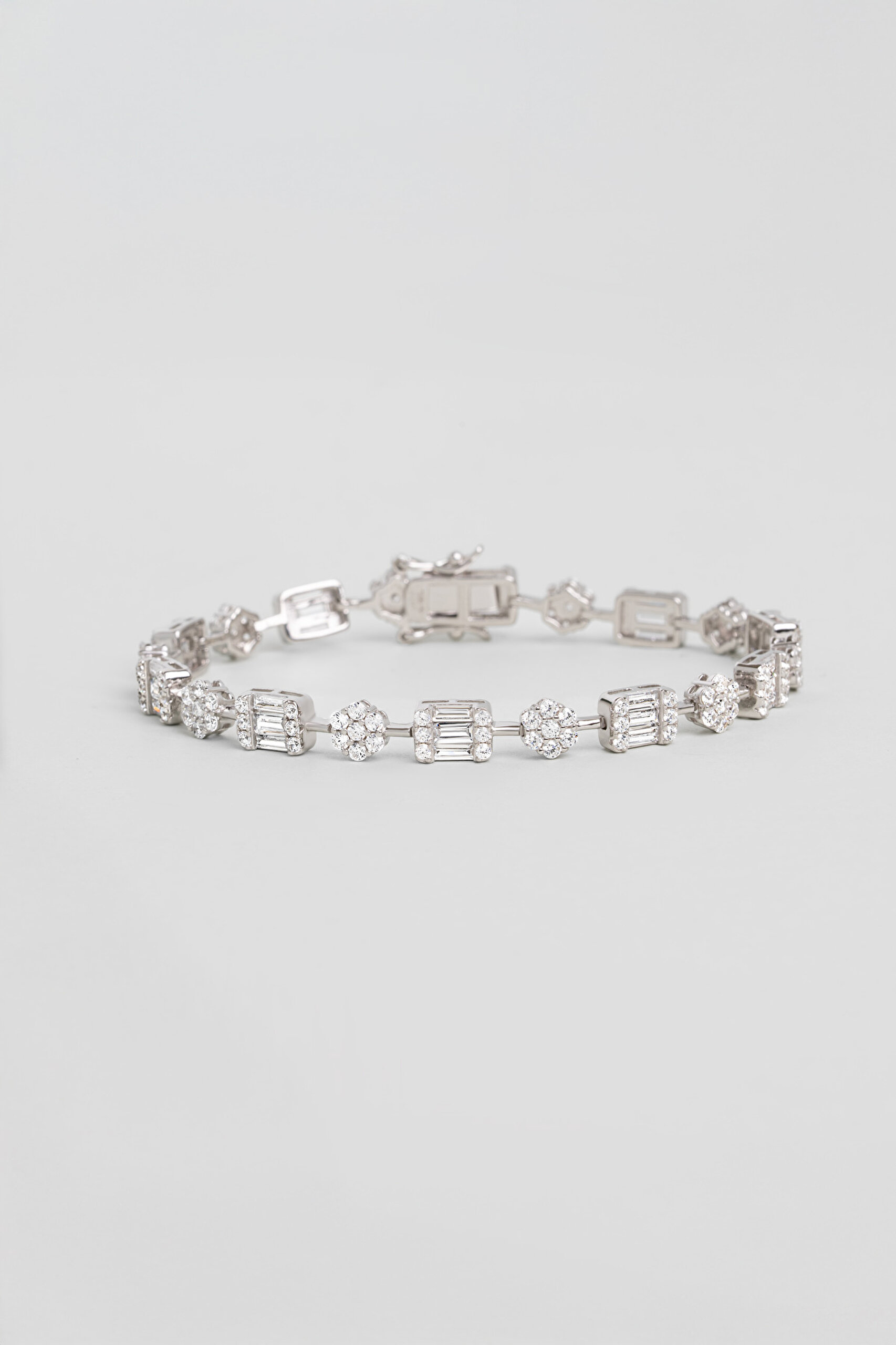 ⁠ Aşk Çiçeği 18 Ayar Beyaz Altın Kaplama Gümüş Tasarım Bileklik_0}