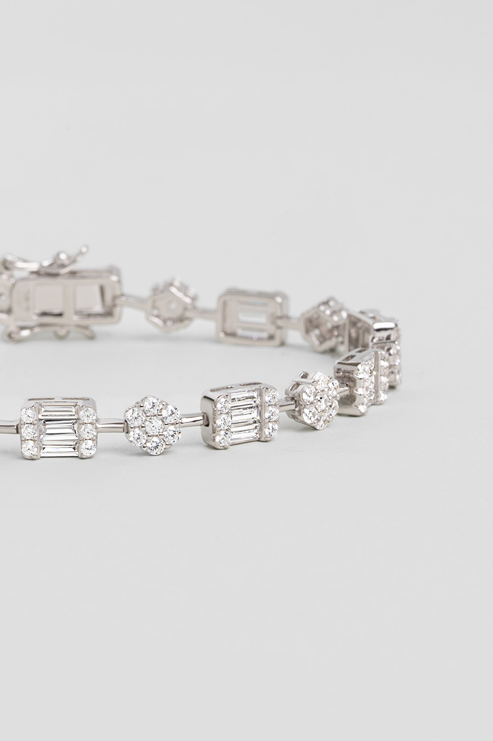 ⁠ Aşk Çiçeği 18 Ayar Beyaz Altın Kaplama Gümüş Tasarım Bileklik_4}