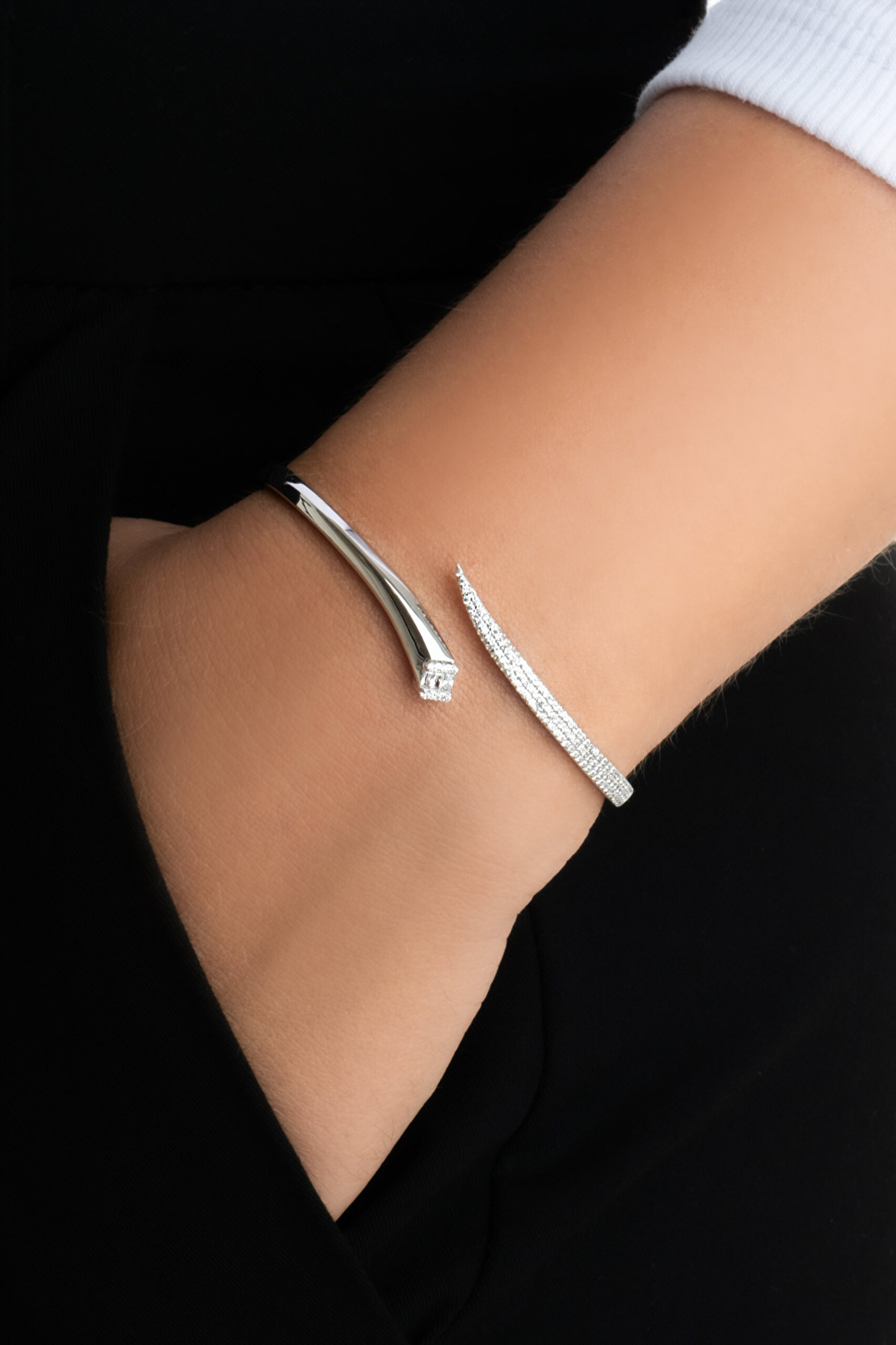 ⁠ Ophidia 18 Ayar Beyaz Altın Kaplama Gümüş Kelepçe Bileklik_1}