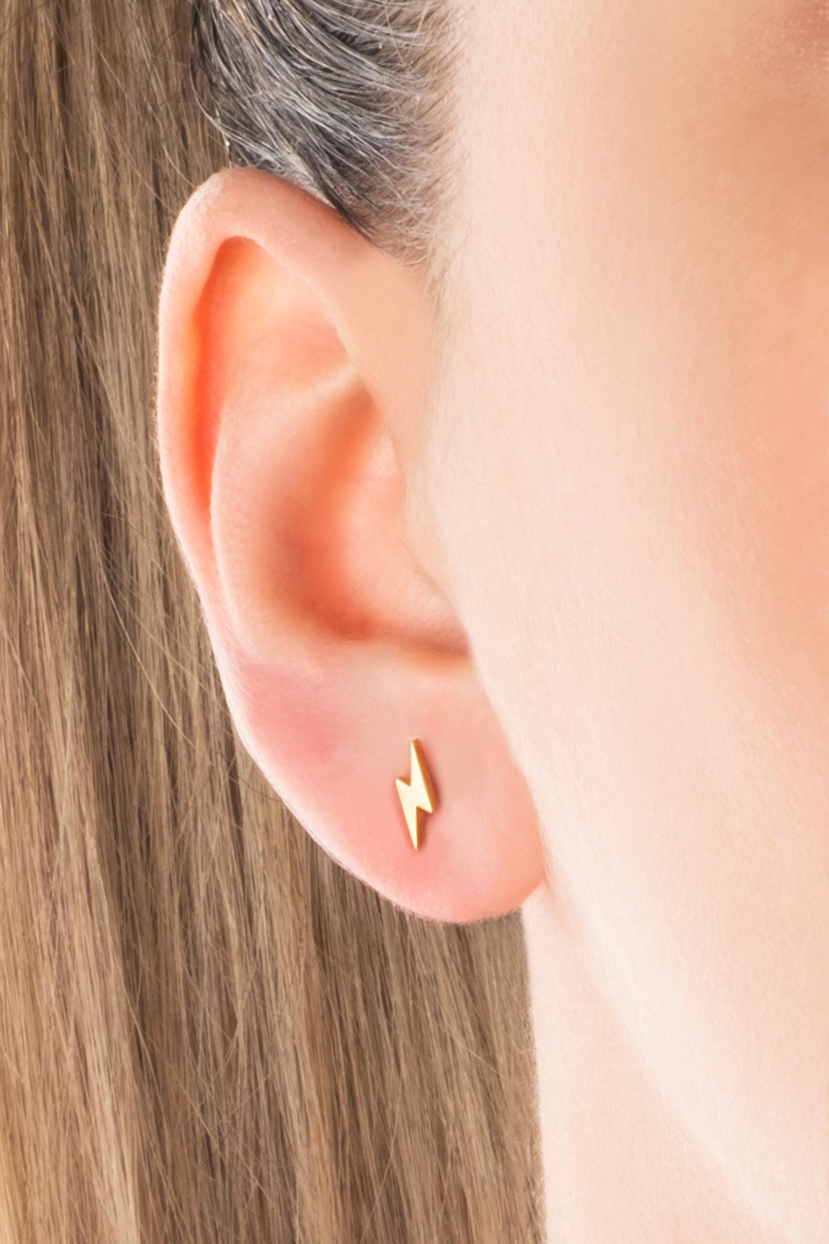 ⁠ 14 Ayar Sarı Altın Minimal Şimşek Figürlü Küpe_1}