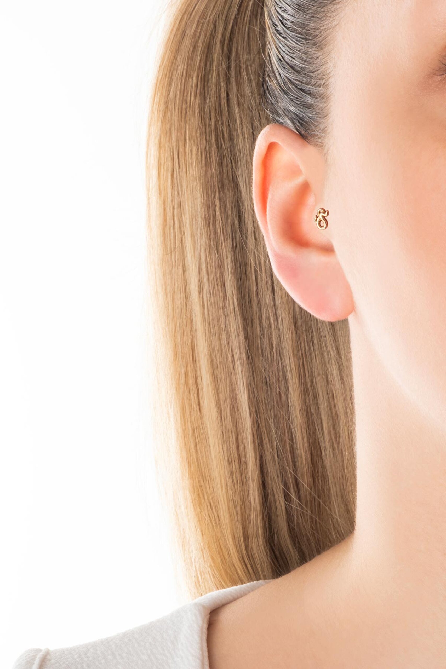 ⁠ Minimal Altın Serisi  14 Ayar Sarı Altın Yılan Figürlü Tragus Piercing_3}