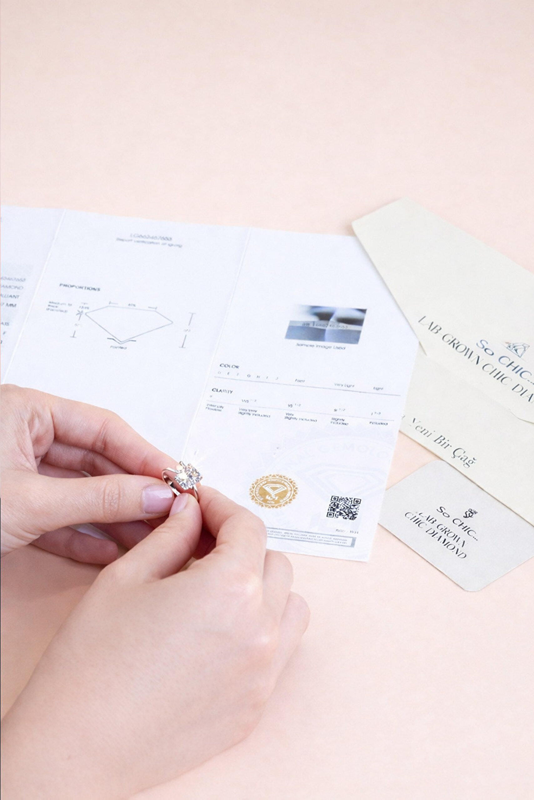 Lab Grown Chic Diamond 2.03 Karat 14K Beyaz Altın Cushion Kesim Tektaş Yüzük - 3