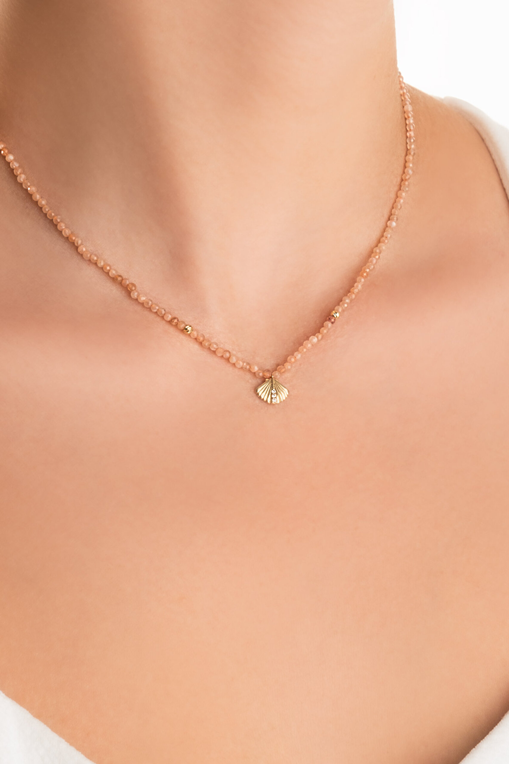 ⁠ Deniz Kabuğu Figürlü Güneş Taşlı 42 Cm 14 Ayar Altın Kolye_1}