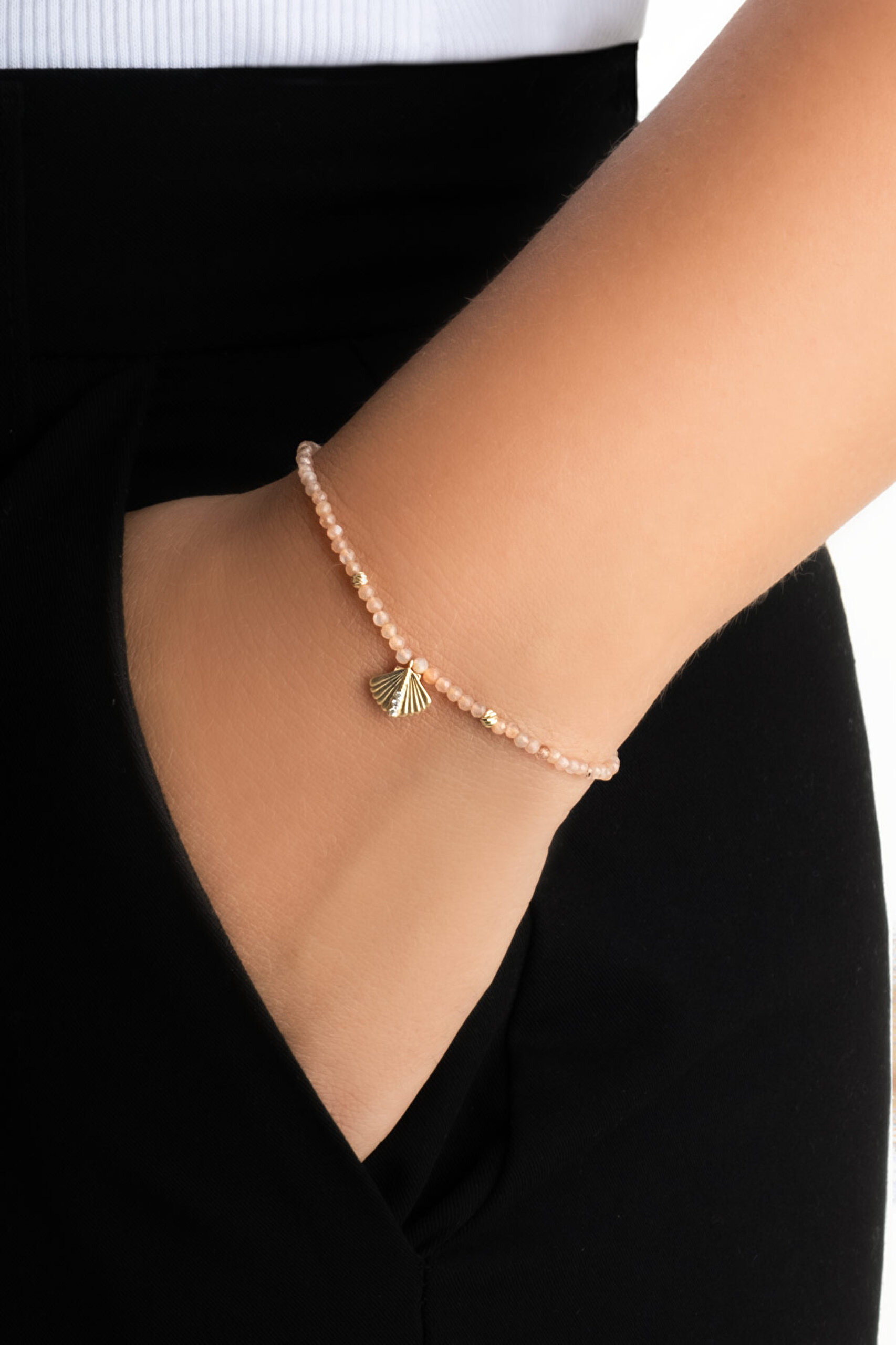 ⁠ Deniz Kabuğu Figürlü Güneş Taşlı 14 Ayar Altın Bileklik_1}