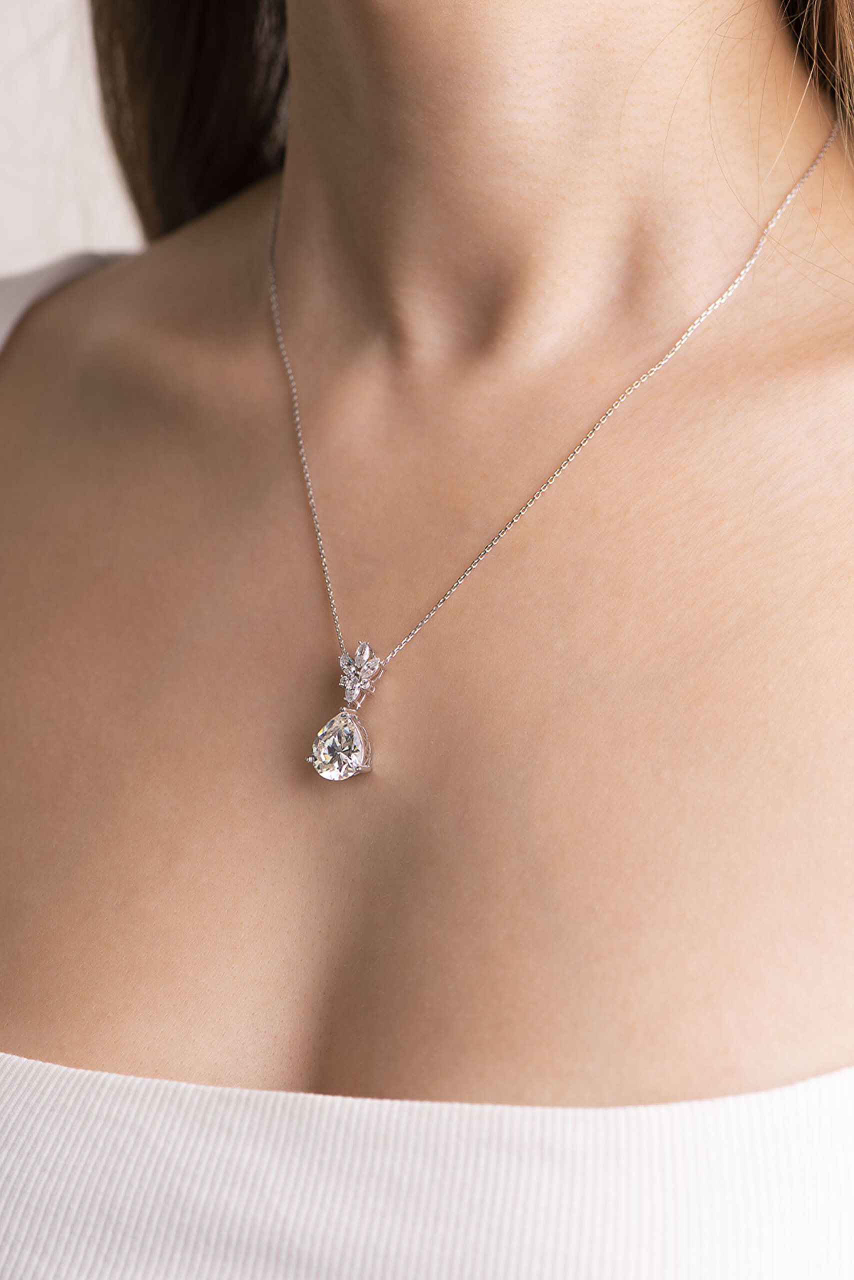 ⁠ Beyaz Altın Sertifikalı Premium Created Damla Taşlı 5.06 CT Effect Tektaş Kolye_1}